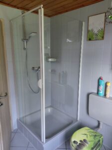 Badezimmer mit Dusche