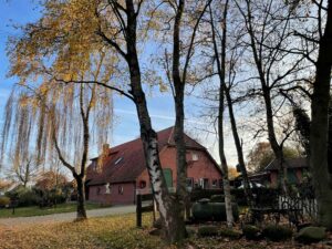 Hofansicht Birkenhof im Herbst