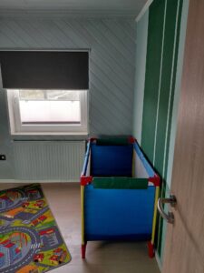 Schlafzimmer 2 mit Beistell-Kinderbett